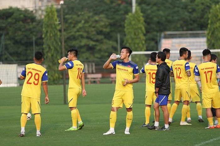 Sau phần khởi động các cầu thủ được cho nghỉ tại chỗ uống nước. Trời khá oi nóng vào chiều nay.
