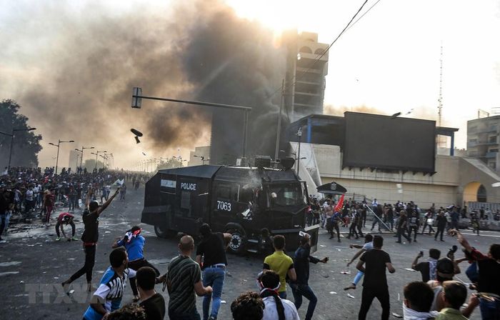 Biểu tình bạo động tại Thủ đô Baghdad, ngày 4/10. Ảnh: TTXVN.