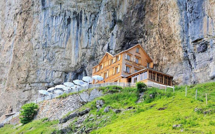Một khách sạn nổi tiếng được cho có vị trí "đắc địa" khác là Aescher Guesthouse nằm bên vách đá núi Apls ở Thụy Sĩ. Để đến đây, du khách cần đi cáp treo và đi bộ khoảng 15 phút, hoặc có thể lái xe theo con đường nhỏ uốn quanh sườn núi. Ảnh: Alamy.