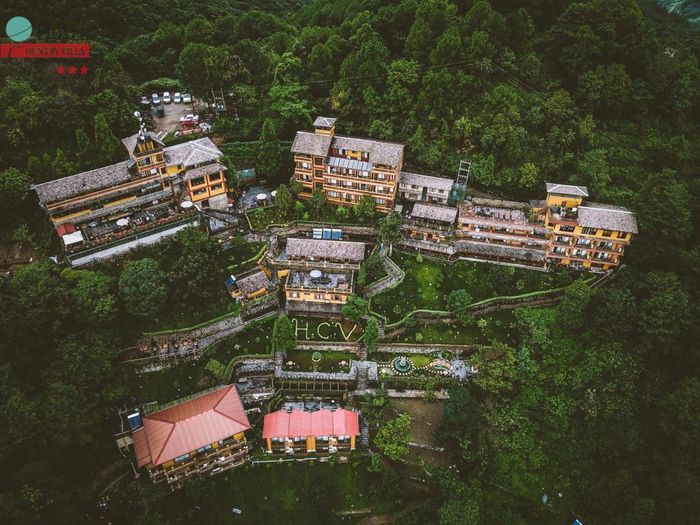 Xung quanh khách sạn là rừng cây bao phủ. Du khách phải trả khoảng 100 USD/đêm nghỉ tại Country Villa. Hầu hết du khách đều có phản hồi tốt về dịch vụ tại đây, đặc biệt là về cảnh quan tuyệt vời nhìn xuống thung lũng. Ảnh: Hotel Country Villa.