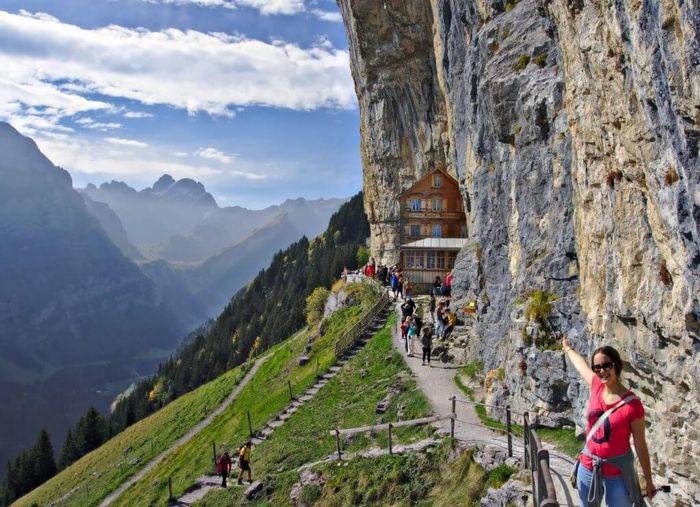 Từ khách sạn, du khách có thể phóng tầm mắt nhìn ra toàn bộ dãy núi Alps. Tuy nhiên, khách sạn này đóng cửa vào mùa đông và chỉ phục vụ từ tháng 5 cho tới tháng 11 hàng năm. Ảnh: Alamy.
