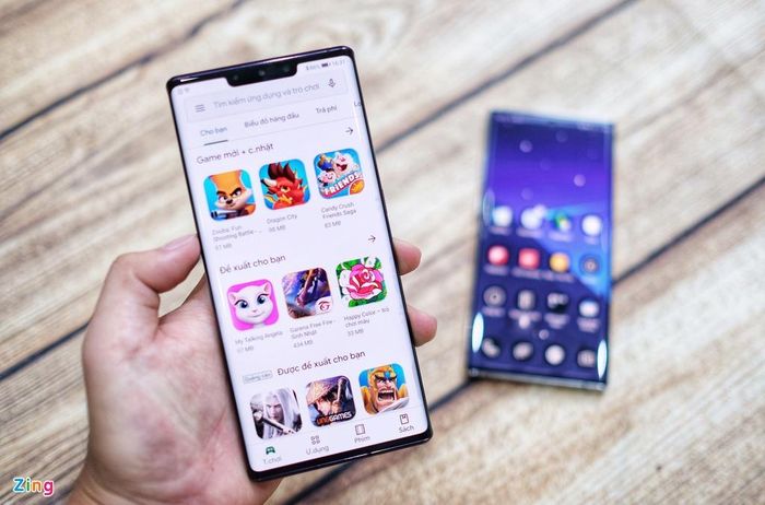 Do lệnh cấm vận, Huawei Mate 30 Pro chỉ được cài đặt nền tảng hệ điều hành Android mã nguồn mở (AOSP), tùy biến với giao diện EMUI 10. Máy không tích hợp bất cứ dịch vụ nào của Google và đặc biệt không hỗ trợ kho ứng dụng CH Play. Tuy nhiên, một số cửa hàng ở Việt Nam vẫn tìm được cách “lách luật” để cài đặt những ứng dụng của Google trên Huawei Mate 30 Pro.