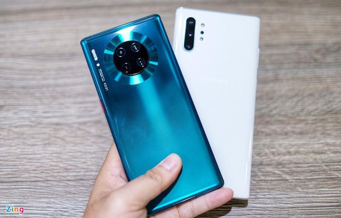 Ngôn ngữ thiết kế của 2 máy hoàn toàn khác biệt. Galaxy Note10+ mang đến cảm giác nam tính hơn nhờ các góc được làm vuông vức. Mate 30 Pro có phần mặt lưng kính được làm dạng nhám nên ít bám mồ hôi và dấu vân tay. 