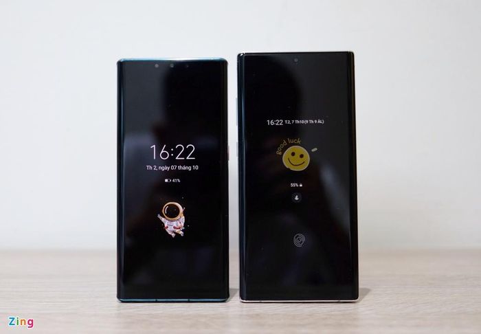 Galaxy Note10+ và Mate 30 Pro đều được trang bị tính năng Màn hình luôn sáng để hiển thị thông tin về ngày, giờ, thông báo. Galaxy Note10+ có nhiều kiểu đồng hồ hơn so với smartphone của Huawei.