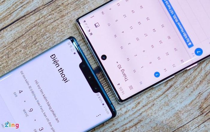 Galaxy Note10+ sở hữu màn hình vô cực. Phần viền mỏng, camera selfie được đặt ở giữa không ảnh hưởng nhiều khi trải nghiệm. Trong khi Mate 30 Pro vẫn dùng màn hình khuyết đỉnh khá dày.