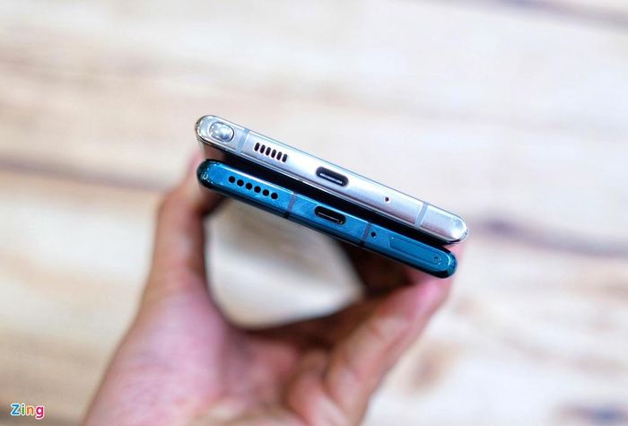 Cả 2 model này đã loại bỏ jack cắm tai nghe 3,5 mm. Ở phía dưới, Galaxy Note10+ có thêm vị trí cho bút S Pen.