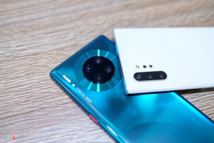 Điểm nổi bật nhất trên thiết kế của Mate 30 Pro đến từ cụm 4 camera đặt trong hình tròn ở giữa, tạo cảm giác cân đối, đẹp mắt. Hệ thống này bao gồm 2 camera 40 MP, 40 MP, một camera 8 MP và một cảm biến ToF hỗ trợ đo độ sâu trường ảnh. Galaxy Note10+ được trang bị hệ thống 4 camera đặt dọc độ phân giải lần lượt 12 MP, 12 MP, 16 MP và camera TOF đo chiều sâu.
