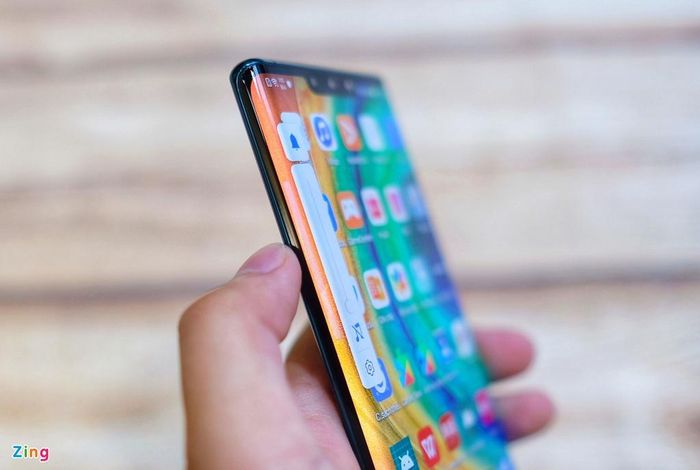 Phần viền của Mate 30 Pro làm tràn ra hai cạnh, cong 88 độ. Thiết bị không có phím tăng, giảm âm lượng. Để điều chỉnh âm thanh, người dùng chỉ cần chạm 2 lần vào phần cạnh.