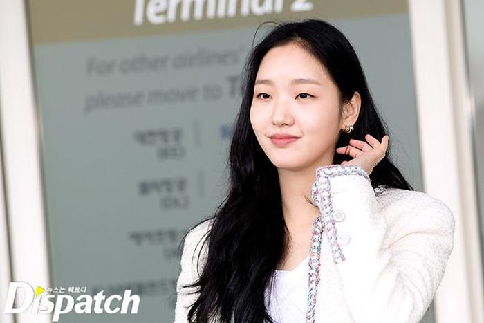 Ngoài Uhm Jung Hwa, sự xuất hiện của nữ diễn viên trẻ Kim Go Eun cũng nhận được sự quan tâm đặc biệt của truyền thông xứ Hàn tại sân bay hôm nay. 