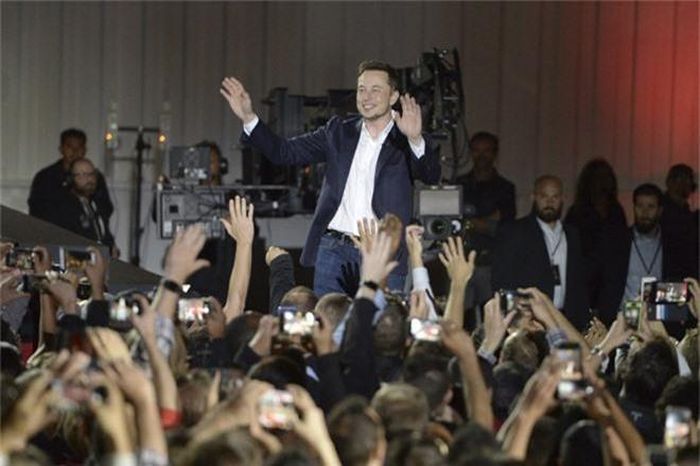 Trong thời gian học tập tại Đại học Pennsylvania, Elon Musk nghĩ ra nhiều ý tưởng kinh doanh để kiếm tiền đóng học phí. Ông thường xuyên tổ chức tiệc cho bạn bè và thu mỗi người 5 USD thay cho vé vào cổng. Từ khi là chàng sinh viên, Elon Musk nắm trong tay những ý tưởng khởi nghiệp được cho là táo bạo. (Ảnh: Money)