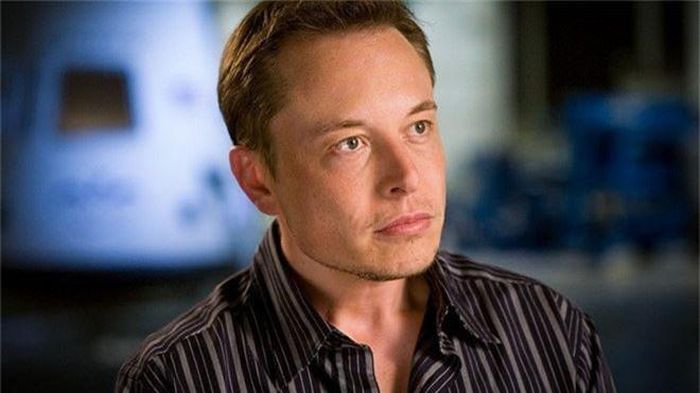 Năm 1988, Elon Musk rời quê nhà Nam Phi, mang theo những hoài bão lớn, mong muốn được thực hiện những điều vĩ đại ở vùng đất mới. Ông từng theo học tại Đại học Queen, Canada, trong 2 năm. Thời gian đó, ông làm nhiều việc, chỉ dám tiêu 1 USD/ngày cho thức ăn và những thứ cần thiết. (Ảnh: CNN)