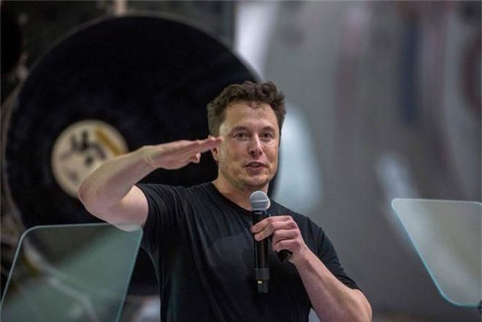 Bốn năm sau khi khởi nghiệp, hai anh em Elon Musk bán lại công ty, thu về 307 triệu USD tiền mặt và 34 triệu USD cổ phiếu, bước đầu đặt nền móng để trở thành tỷ phú quyền lực như hiện tại. (Ảnh: SCMP)