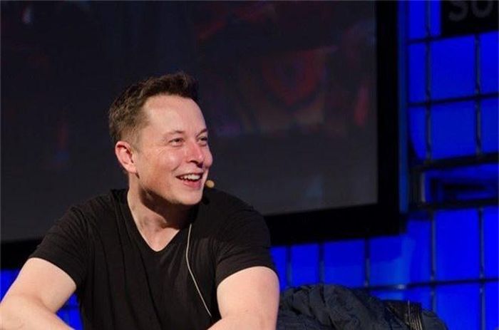 Năm 1995, Elon Musk bắt đầu theo học tiến sĩ ngành Vật lý Ứng dụng và Khoa học Vật liệu tại Đại học Stanford, Mỹ. Tuy nhiên, ông quyết định bỏ học chỉ sau hai ngày để làm kinh doanh và theo đuổi cuộc cách mạng công nghệ mới.