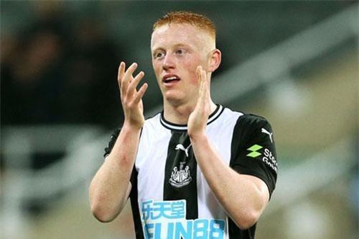 Tiền vệ trung tâm: Matty Longstaff (Newcastle).