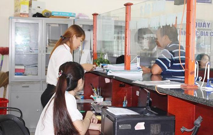 Cải cách hành chính là một chuyên đề sinh hoạt chi bộ tại Vĩnh Cửu Trong ảnh: Cán bộ công chức xã Bình Lợi (huyện Vĩnh Cửu) giải quyết thủ tục hành chính cho người dân. Ảnh:N.Hà