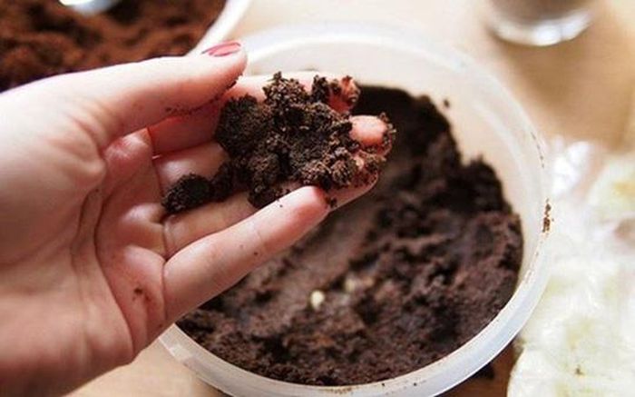 Phụ nữ Nga lựa chọn bã cà phê để xông hơi lúc tắm giúp da chống lão hóa (Ảnh: Trí thức trẻ)