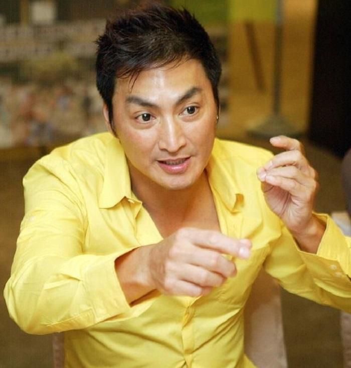 Hà Gia Kính không lấy vợ sinh con. Ông giàu có với công việc kinh doanh và không còn đi đóng phim.
