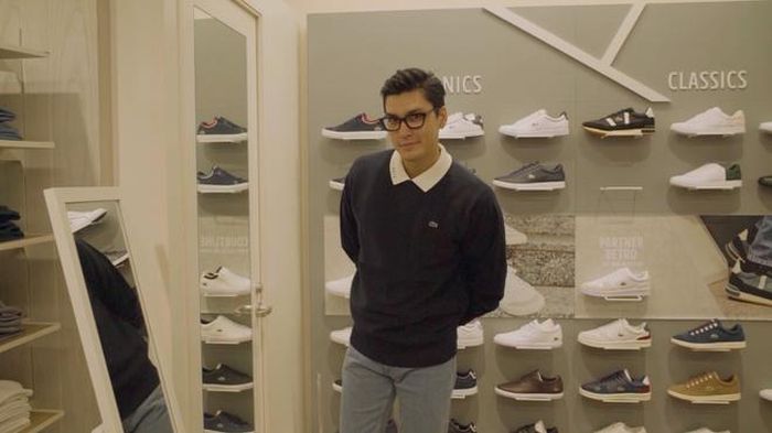 Là tín đồ của Lacoste, Quang Đại cho biết, anh thích sưu tầm những item thời trang độc quyền mang đậm dấu ấn riêng của thương hiệu này tại mỗi quốc gia. Vì vậy, anh không quên “tậu” ngay một chiếc áo thun được thêu nổi tên thương hiệu ở phần cổ.