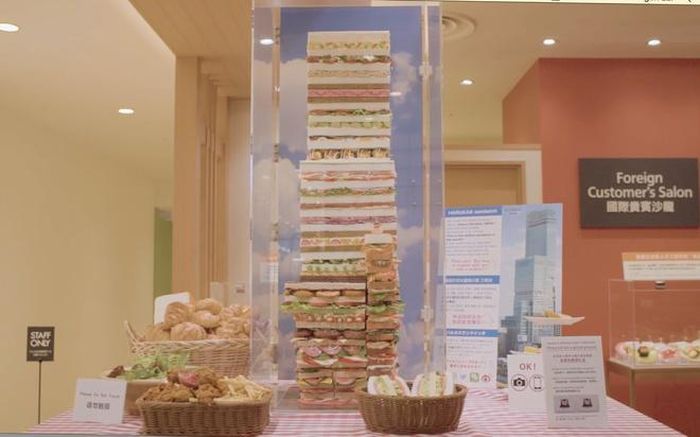 Được trưng bày tại khu vực miễn thuế dành cho khách nước ngoài là chiếc sandwich mẫu cao 1 mét mô phỏng lại tòa tháp Abeno Harukas. Theo quan niệm của nhiều người, sau khi nhận tiền miễn thuế, nếu chụp ảnh với chiếc sandwich này và đăng lên mạng xã hội, bạn sẽ được hạnh phúc.