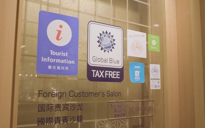 Một trong những bí kíp mua sắm dành cho du khách nước ngoài là luôn mang passport để được miễn thuế khi thanh toán. Nhật Bản là một trong những quốc gia hỗ trợ khách du lịch nhận khoản tiền miễn thuế ngay tại các trung tâm thương mại với thủ tục đơn giản, nhanh gọn thông qua 2 hình thức là tiền mặt và chuyển khoản ngân hàng, thay vì phải xếp hàng dài tại sân bay.