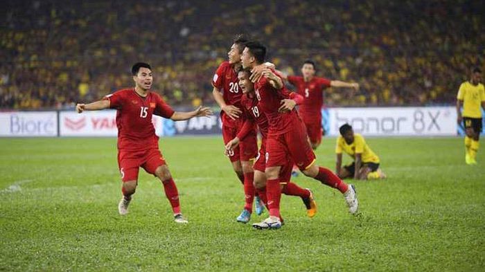 Cặp tiền vệ trung tâm Đức Huy - Huy Hùng tỏa sáng ở chung kết lượt đi AFF Cup 2018 với hai bàn thắng vào lưới Malaysia. Ảnh: Hoàng Linh
