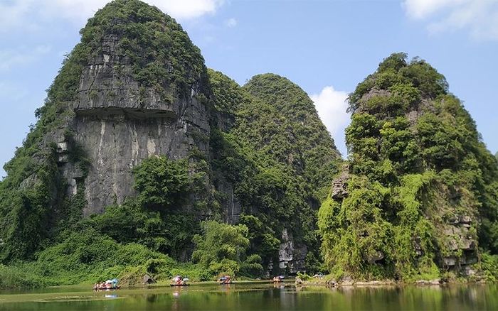 Một góc Tràng An đẹp tĩnh lặng dưới nền trời xanh.
