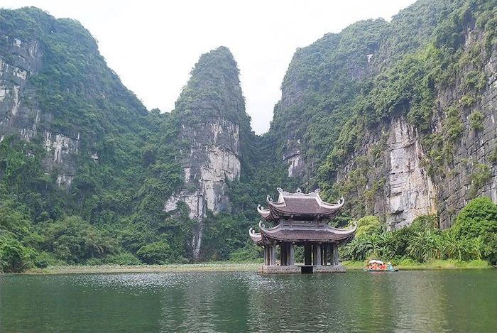 Nhà thủy đình Hành cung Vũ Lâm (một căn cứ quân sự thời Trần) nổi bật trong phong cảnh hoang sơ.