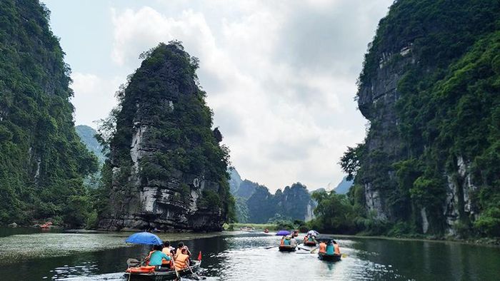 Khu du lịch sinh thái Tràng An còn được gọi là “Vịnh Hạ Long trên cạn”.