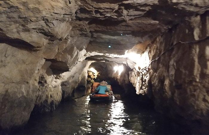 Đi thuyền xuyên qua các hang động là một trải nghiệm thú vị.