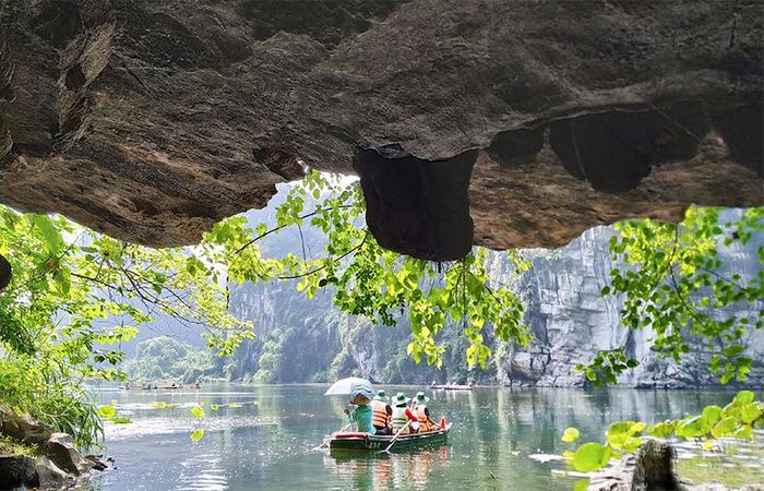 Khung cảnh khi thuyền vừa đi xuyên qua bóng tối trong lòng hang...