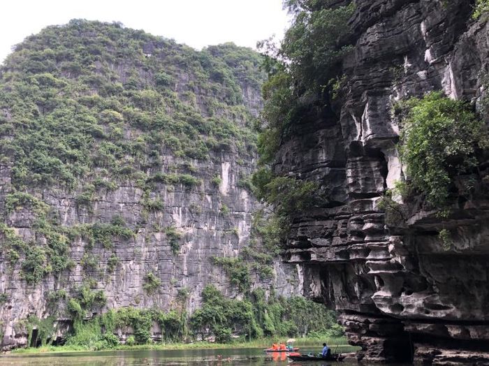 Những ngọn núi đá vôi in dấu thời gian và sự kỳ vĩ của thiên nhiên.