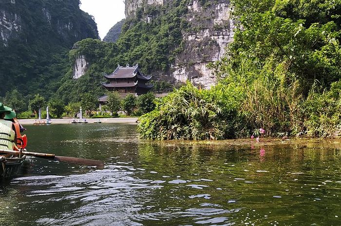 Đền Thánh Cao Sơn thờ Lạc tướng Vũ Lâm - con thứ 17 vua Lạc Long Quân- một điểm dừng chân của du khách.