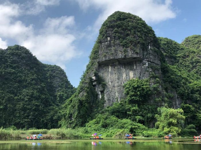 Ngọn núi cao sừng sững như một tòa lâu đài kỳ vĩ.