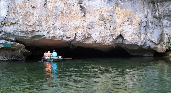 Với ba tuyến tham quan bằng thuyền, du khách có thể đi qua hàng chục hang động, quan sát vẻ đẹp trong lòng hang với hệ thống thạch nhũ kỳ lạ.
