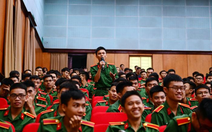  Học viên nêu những thắc mắc về cuộc thi tới Ban tổ chức.