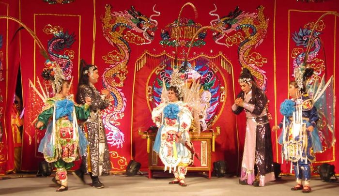 Đoàn hát bội - cải lương tuồng cổ Ngọc Khanh biểu diễn tại sân khấu Thanh Bình Từ Đường.