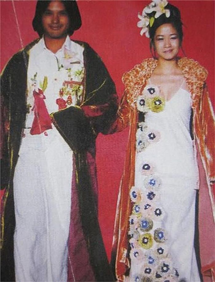 Ca sĩ Hồng Nhung tại chương trình Nghệ sĩ và thời trang năm 2003.