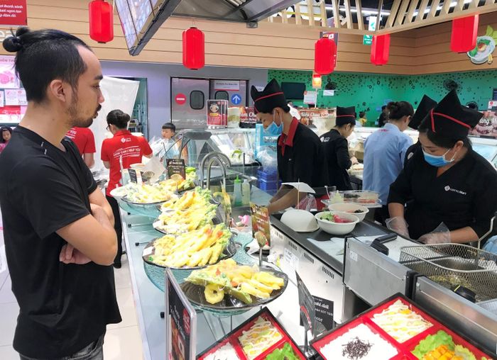 Thực khách có thể xem các đầu bếp chế biến ngay tại quầy