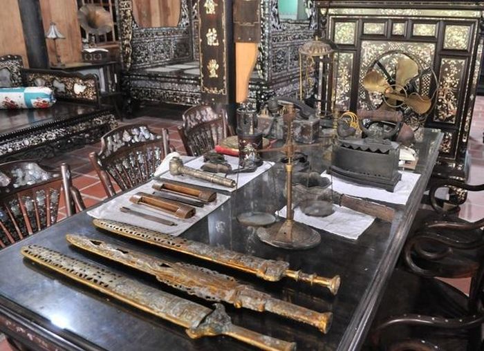 Ngoài những món đồ gỗ cổ độc đáo, anh Tuần còn sưu tầm nhiều món đồ, bằng đồng, đá... quý hiếm khác