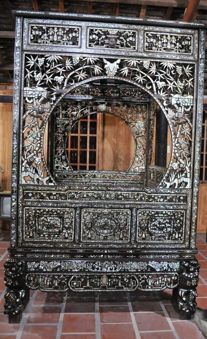 Chiếc giường được chạm, khắc tinh xảo