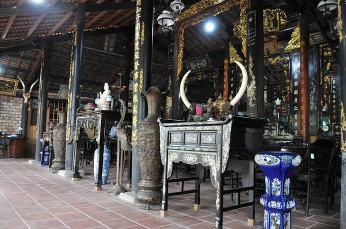 Bên trong căn nhà cổ 3 gian này chứa cả 100 món đồ cổ quý hiếm