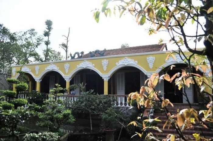 Phía trước nhà là vườn kiểng xanh