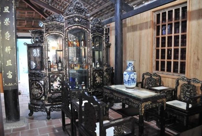 Tủ rượu và một số bàn ghế độc, quý hiếm