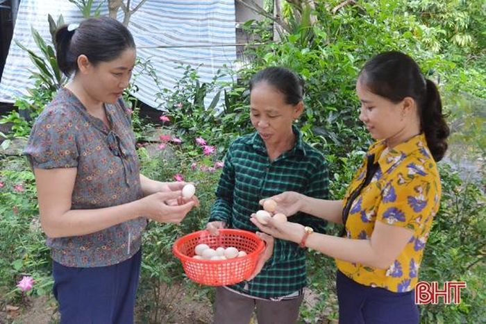 Nhờ sự kết nối, tìm kiếm thị trường của Phó Chủ tịch Hội LHPN xã Phan Thị Thu Hồng (ngoài cùng bên phải), các sản phẩm của chị em làm ra luôn có đầu ra ổn định
