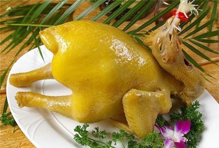 Thịt gà luộc ngon bỏ thêm vài lát gừng.