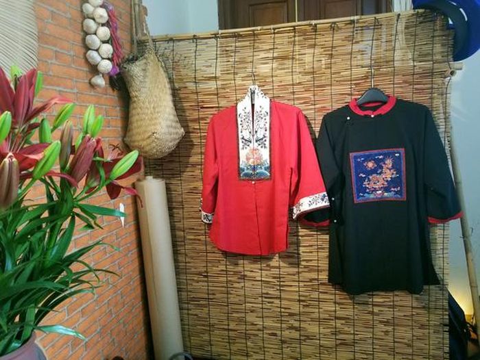 Cửa hàng của Trang bày bán chủ yếu 4 mẫu áo cách tân gồm áo nhật bình cách tân, áo ngũ thân lập lĩnh, giao lĩnh và viên lĩnh có giá từ 350.000 - 400.000 đồng/chiếc - Ảnh: HÀ THANH