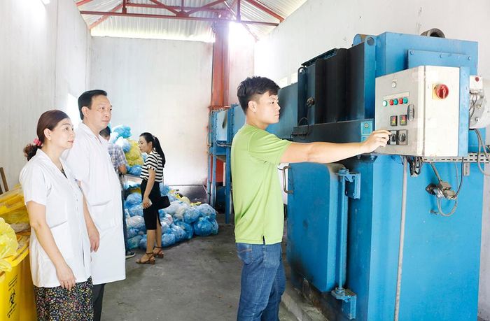 Xử lý chất thải nguy hại bằng công nghệ lò đốt tại Bệnh viện Phổi Phú Thọ.