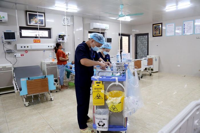 Tại các khoa, phòng của Bệnh viện Đa khoa Hùng Vương đều có thùng rác theo các màu để phân loại rác. 