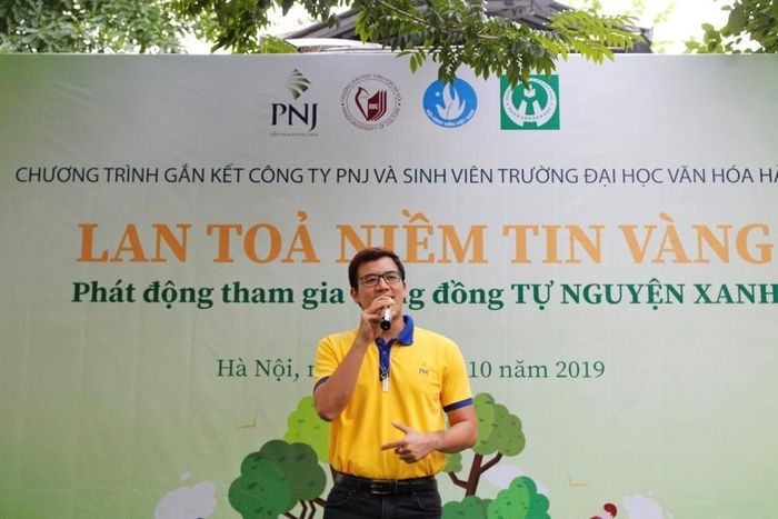 Ông Huỳnh Quang Anh – Bí thư liên chi đoàn PNJ chi nhanh miền Bắc phát động phong trao Tự nguyện xanh. 