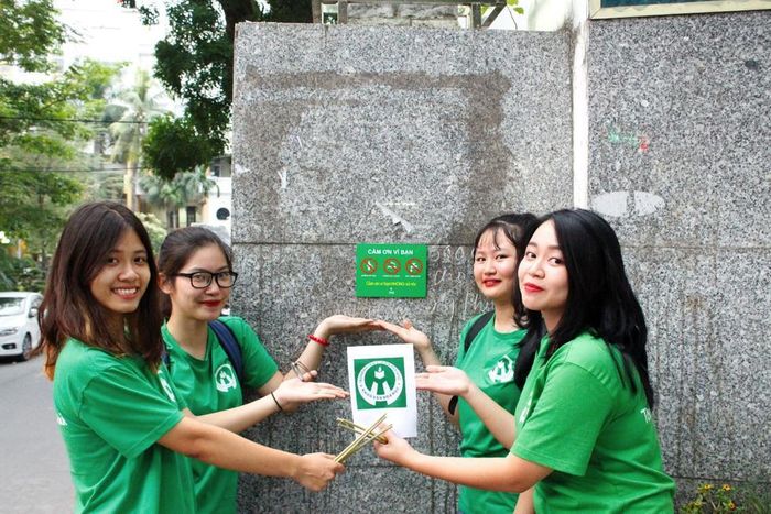  CLB truyền thông khoa Văn hóa học dán bảng cám ơn vì bạn không xả rác quanh khuôn viên trường. 